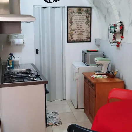 Rabbit Hole Bianconiglio